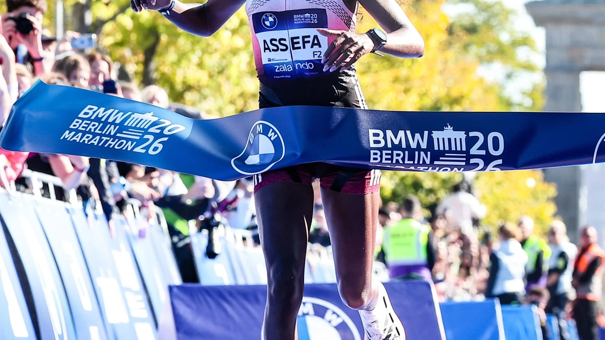 Tigst Assefa wint marathon Berlijn, maar mist wereldrecord na kramp