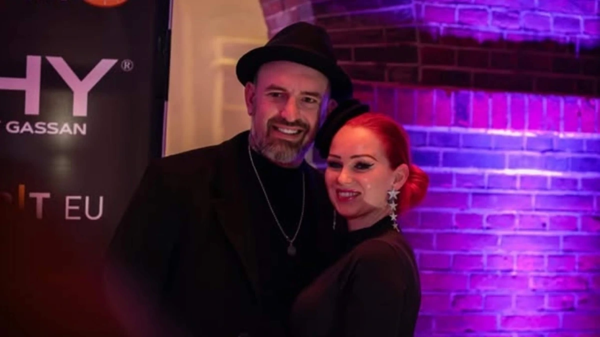 Weduwe Ben Saunders roept op te wachten met muzikale eerbetonen aan overleden zanger: ’Aandacht over de rug van andermans verdriet’