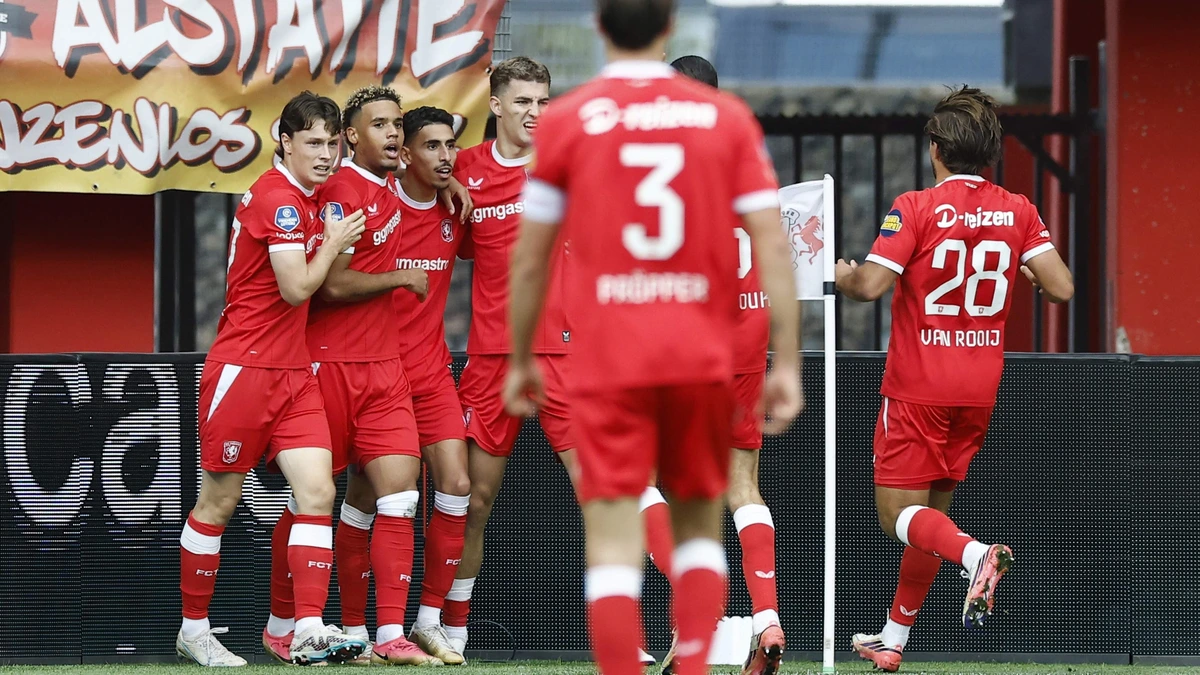 PSV leidt in sensationele ontmoeting met FC Twente eerste nederlaag