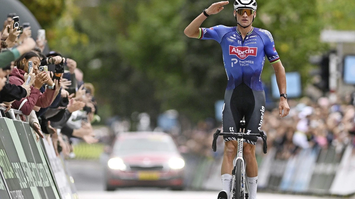 Bondscoach Moerenhout in de wolken na monstersolo Mathieu van der Poel: ’Bevestiging dat hij ermee bezig is’