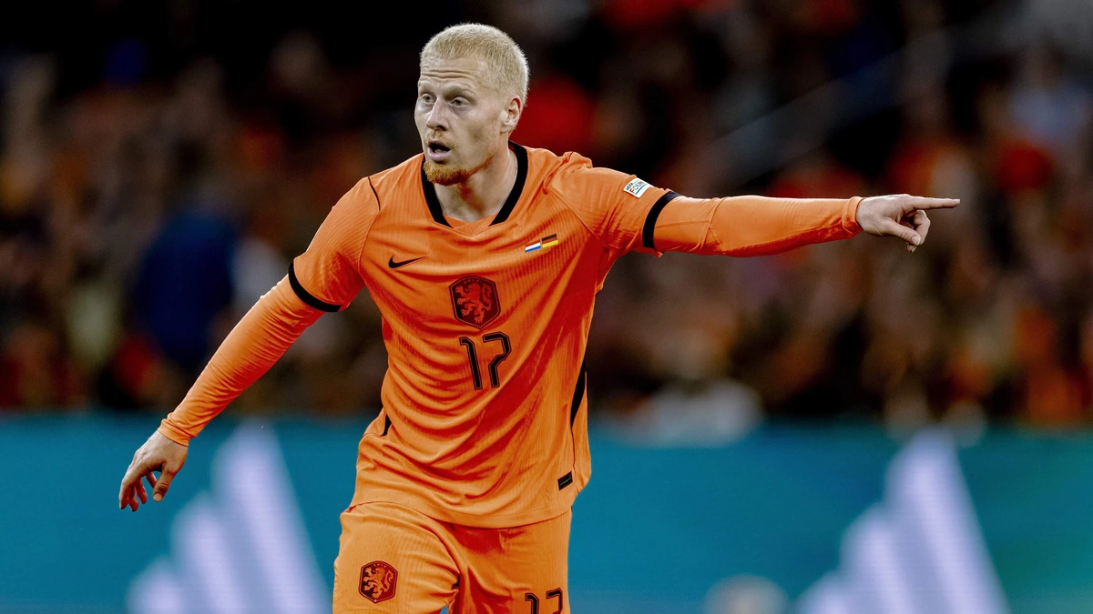 Reserves Oranje op trainingsveld, Mexx Meerdink werkt binnen hersteltraining af