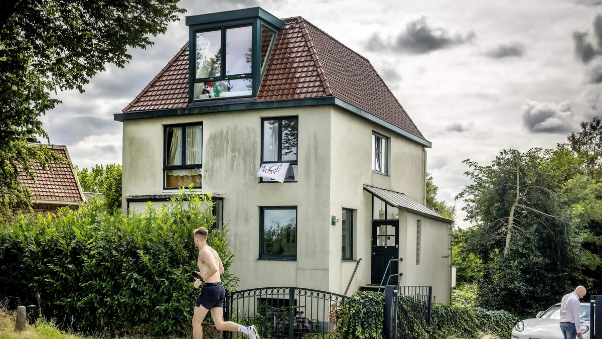 Gekraakte miljoenenvilla na roerige periode nu in vlammen op