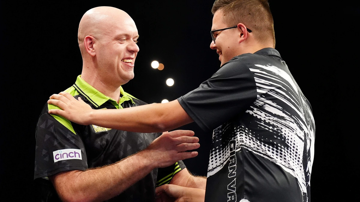 Gian van Veen leeft mee met en voelt druk door mager jaar Michael van Gerwen: ’Verschrikkelijk om te zien’