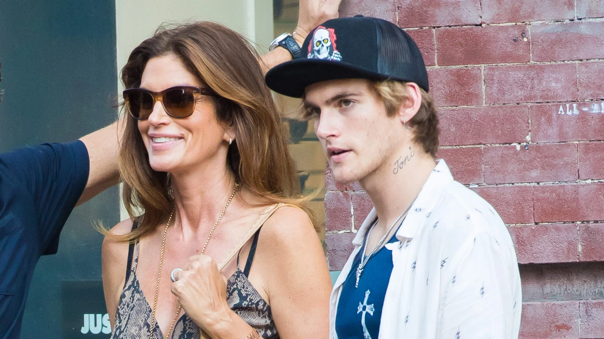Cindy Crawford ontroostbaar na dood zoon Presley (27): ’Nachtmerrie van iedere ouder’