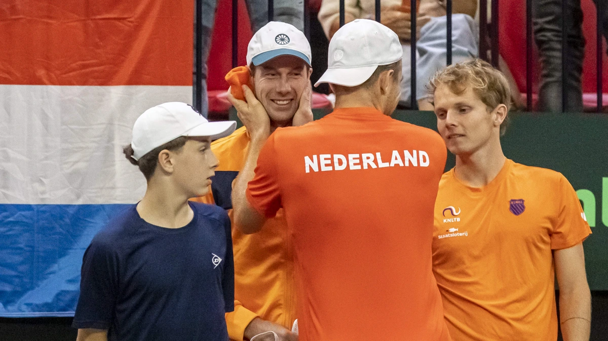 Griekspoor en Van de Zandschulp direct het vliegtuig weer in na overtuigende zege Oranje: ’Hopelijk staan we in China fris aan de start’
