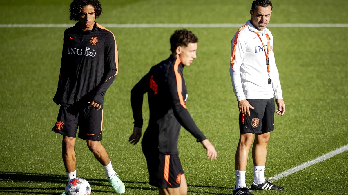 Xavi Hernández leidt eerste training als bondscoach Nederlands elftal, één speler traint nog apart