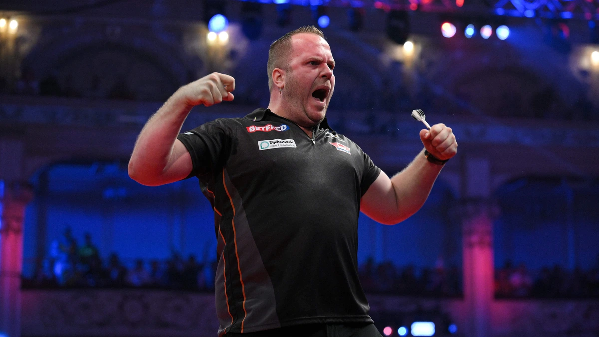 Dirk van Duijvenbode verslaat Luke Humphries na zinderend duel in World Series of Darts Finals en zet AFAS Live in vuur en vlam