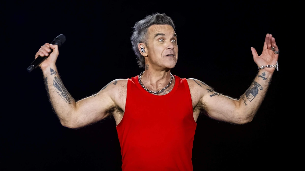 Robbie Williams zingt met fans bij hotel na geannuleerd concert