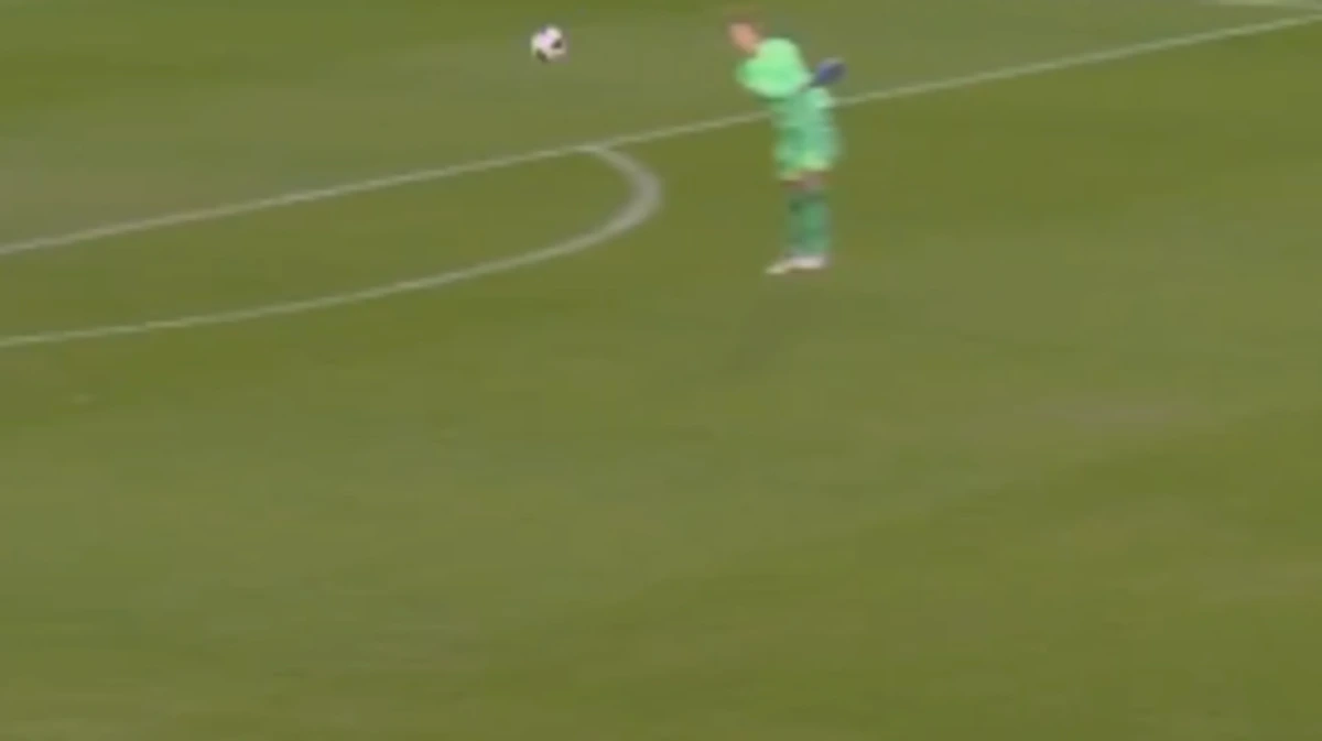 Merkwaardige keepersblunder en goal over 80 meter, maar Ajax Vrouwen winnen wel van AZ