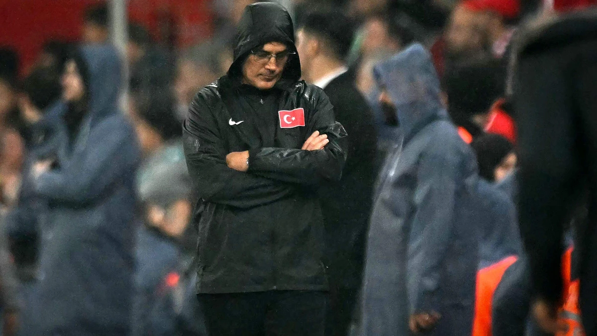 Fans Turkije roepen tijdens vernedering om ontslag bondscoach: ’Het is terecht dat ze ons uitfluiten’