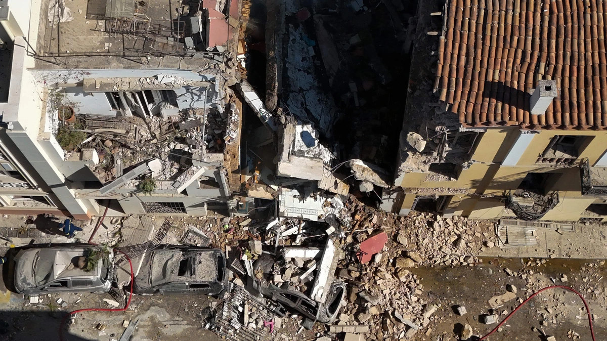 Gebouw in Athene stort in na explosie: vrouw overlijdt, vijf mensen vermist