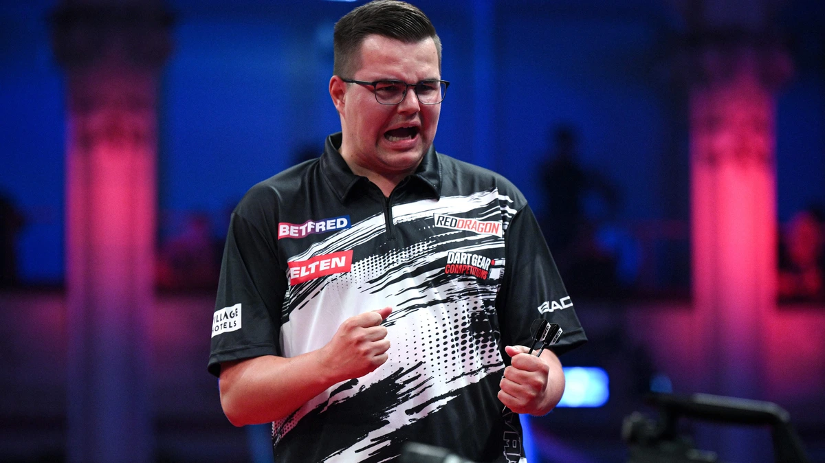 Gian van Veen zegeviert tegen Dirk van Duijvenbode en bereikt laatste vier World Series of Darts, Luke Littler ligt eruit