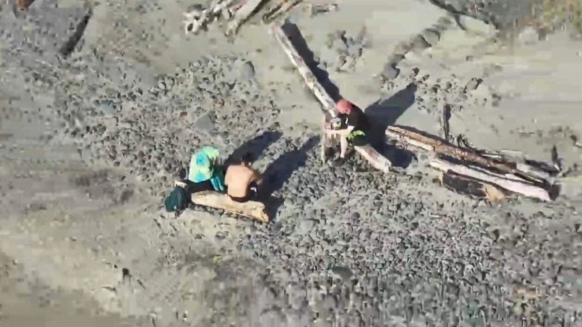 Toeristen gered na vijf uur op afgelegen stuk strand: ’Ze wilden een spectaculaire foto maken’
