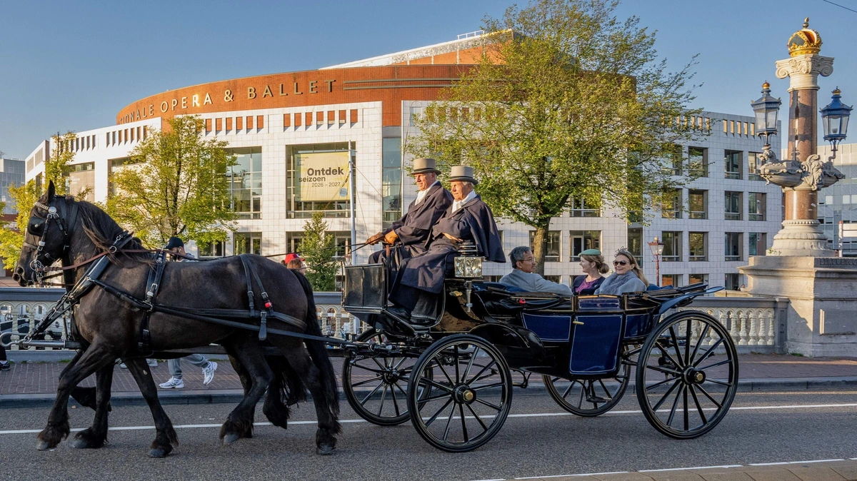 ’Dat dit kán!’ Ambassadeurs verbazen zich tijdens veertigste Telegraaf-koetsentocht dwars door Amsterdam
