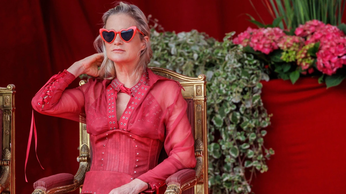 Belgische prinses Delphine ’van streek’ door claims dat ze haar kunst via de Aldi verkoopt: ’Feitelijk onjuist’