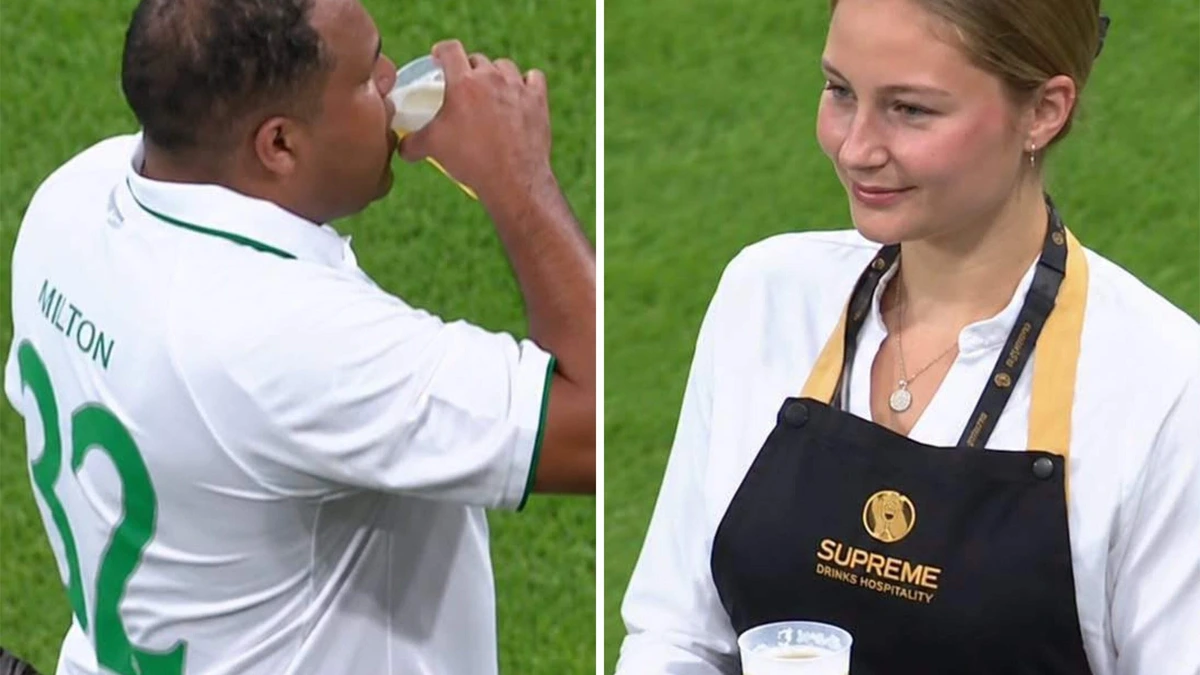 Een drinkpauze, maar dan anders: bier in plaats van water tijdens wedstrijd tussen iconen van Werder Bremen en Real Madrid