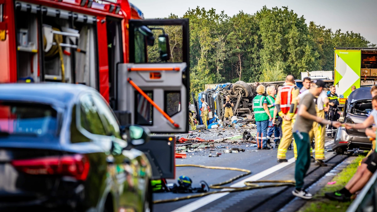 Ernstig gewonden bij ongeluk vrachtwagens en auto bij Zuidwolde