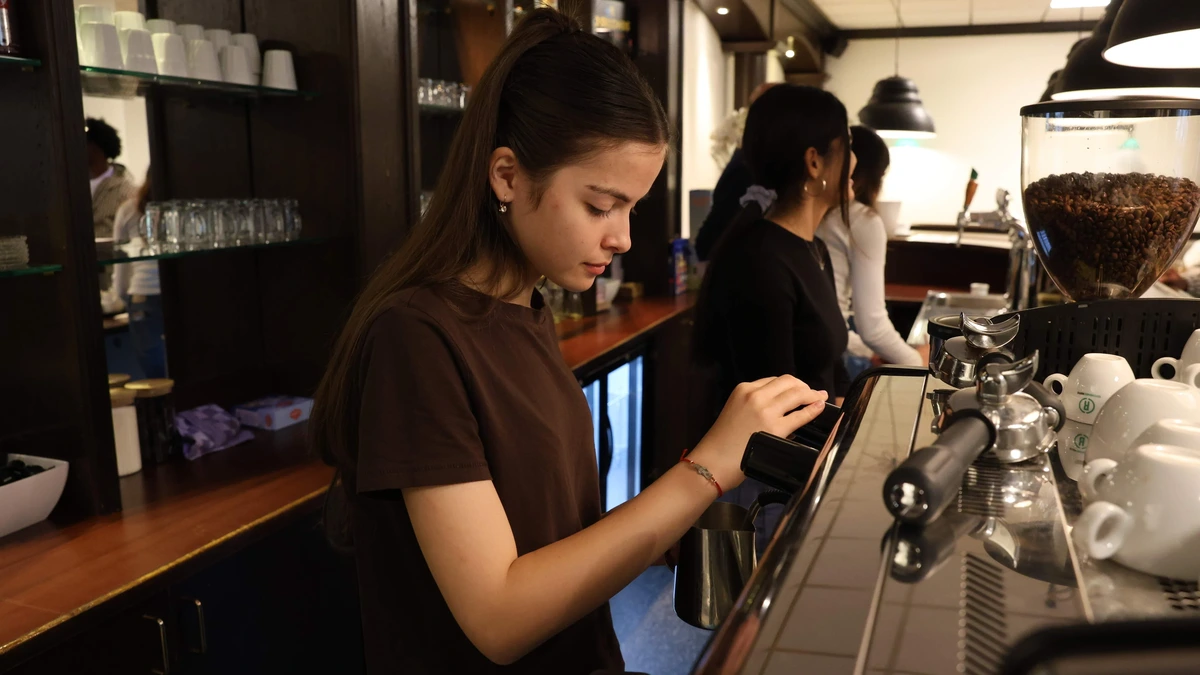 Dit azc heeft geen hekken, wel een koffiebar en een opleiding tot barista: ’Het zit hier vol leuke mensen’