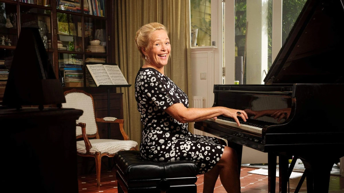 Pascale geeft thuis pianoles: ’Toen een buurman vertelde dat hij op het balkon zat te luisteren, hield ik de ramen toch maar vaker dicht’