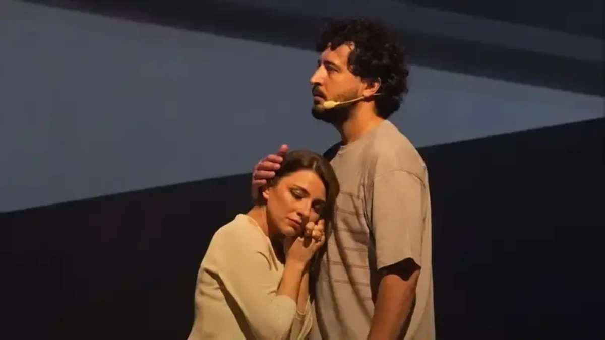 Actrice legt hoofd tegen borst van tegenspeler: Iran opent strafzaak tegen theater