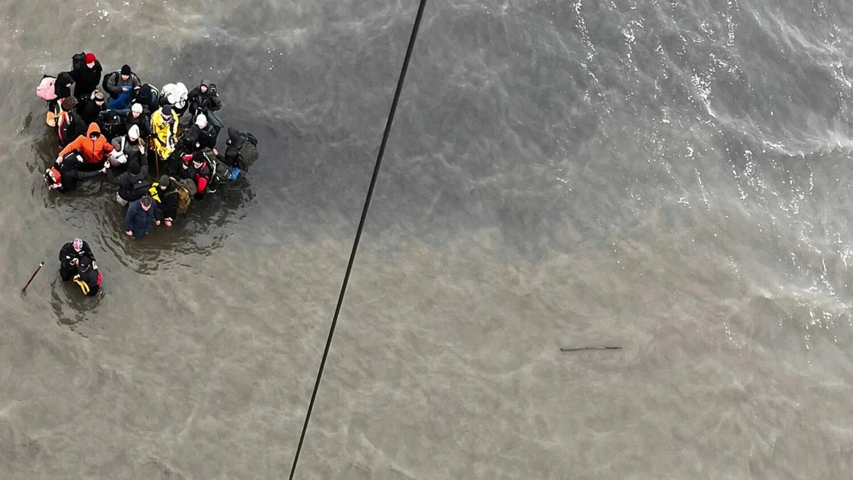 Wadlopers tot middel in ijskoud water: ’Afkoeling gevaarlijker dan opkomend water’