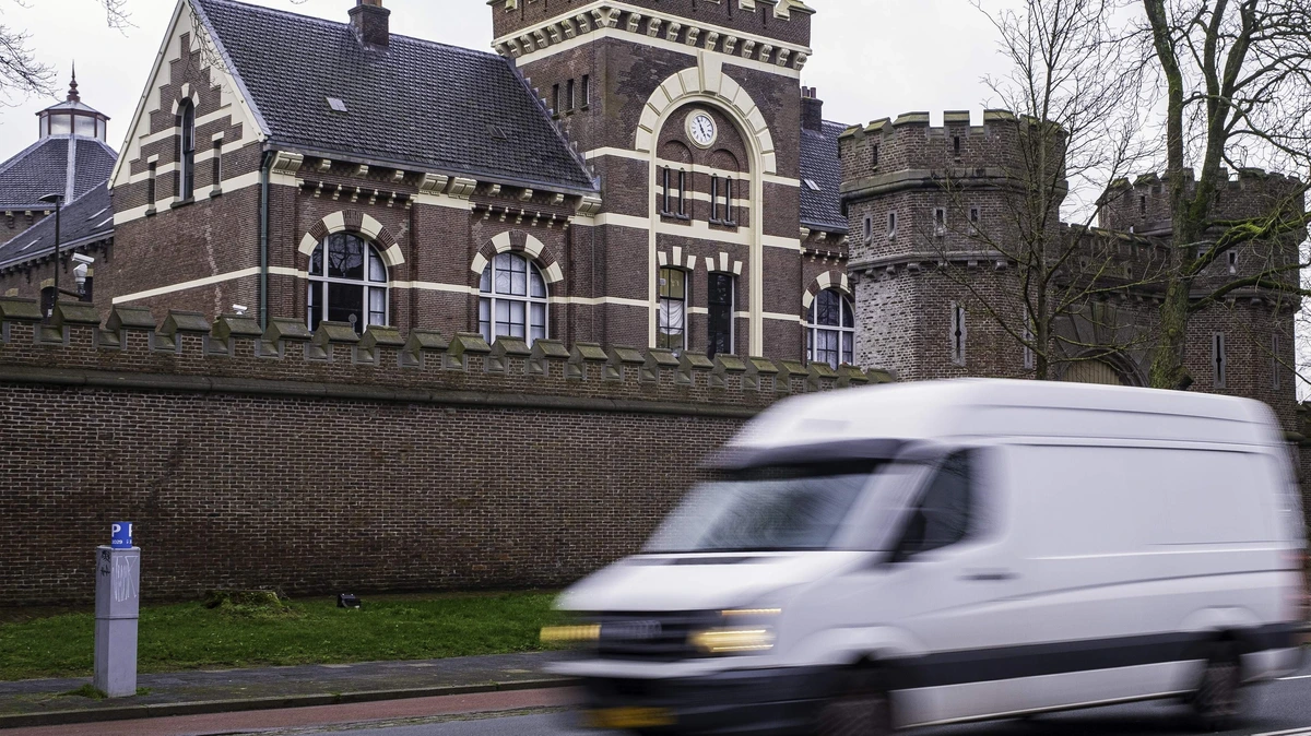 Patiënt steekt werknemer Groningse tbs-kliniek neer, gewonde mee in ambulance: ’Ontzettend geschrokken’