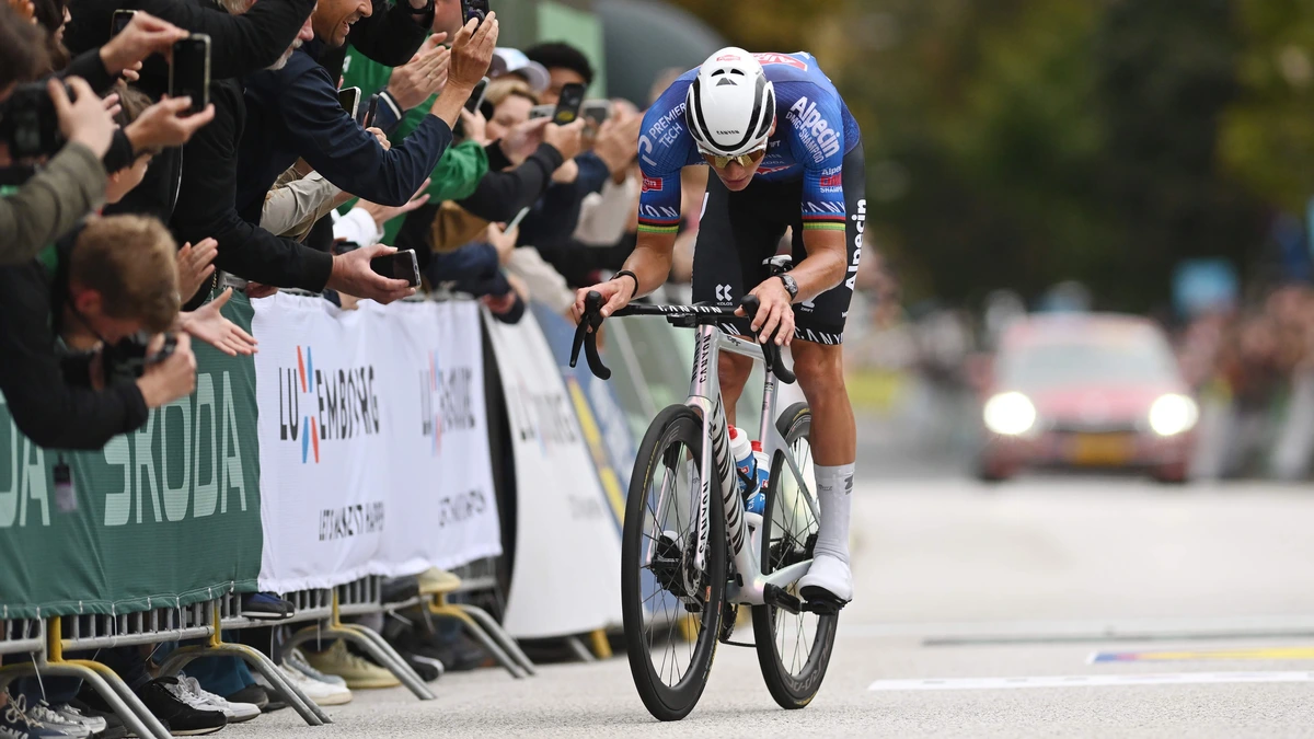 Remco Evenepoel ziet kansen voor Mathieu van der Poel op WK: ’Hij kan iedereen kapotmaken’