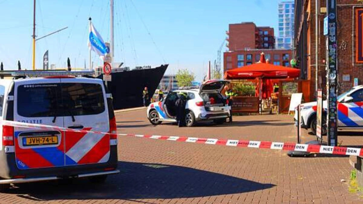 Medewerker gevangenis Zaanstad neergeschoten op vol Amsterdams terras: schutter in trainingspak kwam vanaf pont