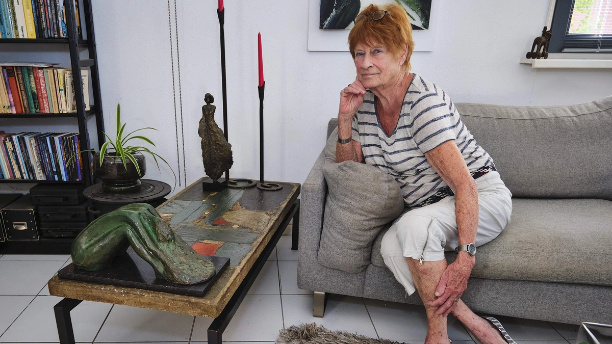 Thera kocht loodzware tafel die van bekende kunstenaar bleek te zijn: ’Kostte me destijds meer dan een maandsalaris’