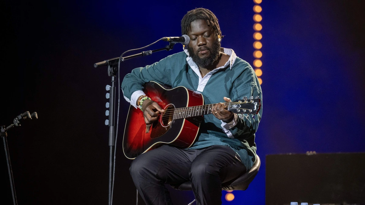 Zanger Michael Kiwanuka (39) herstellende van hersenbloeding: ’Vrij ernstig hersenletsel’