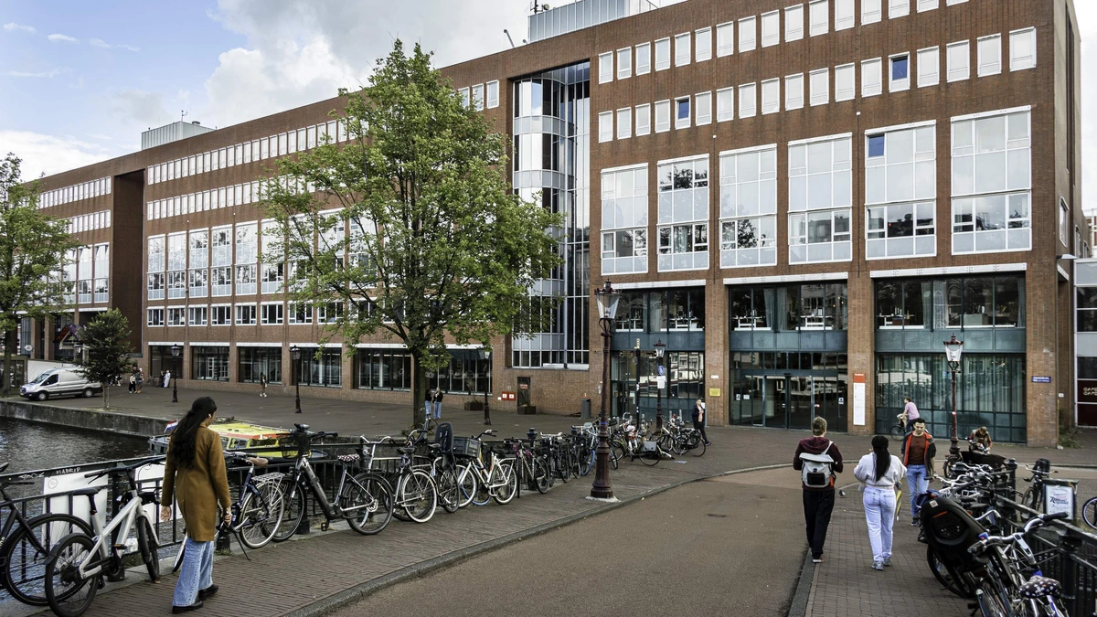 6400 euro voor 32 uur werk: Amsterdam blijft ondanks vacaturestop zoeken naar dure ambtenaren