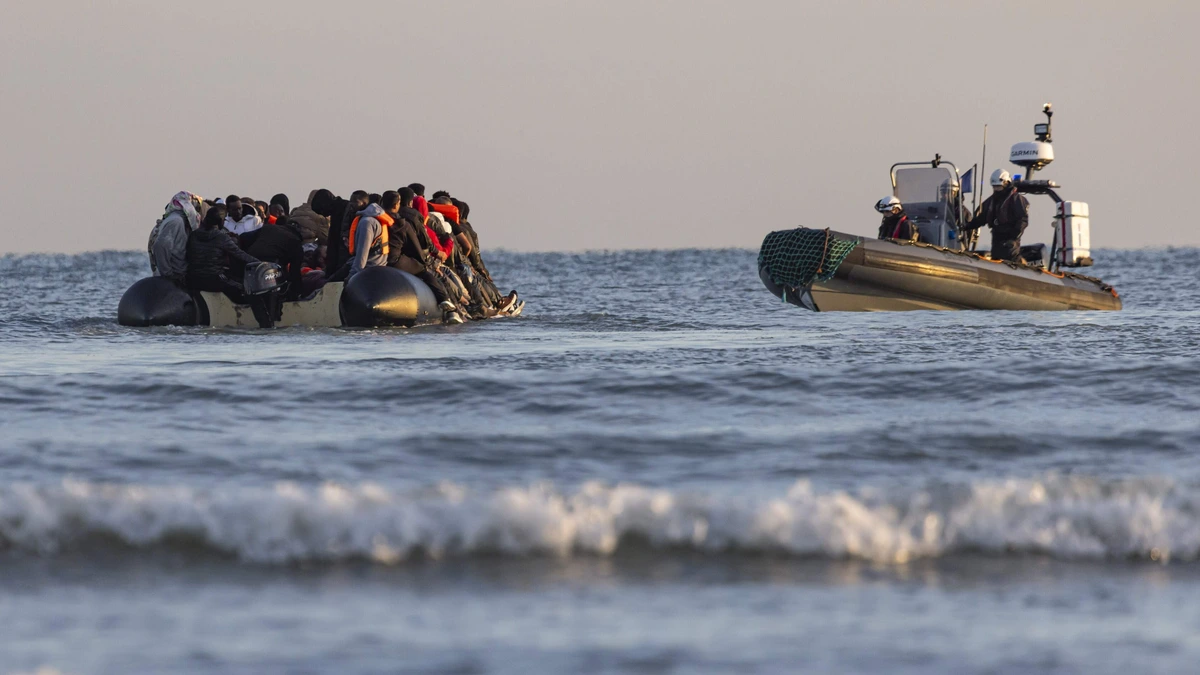 Woede in Londen nadat Frankrijk vluchtelingenboot 36 uur lang naar Britse wateren begeleidt: ’Migranten kiezen steeds langere routes om oversteek te maken’