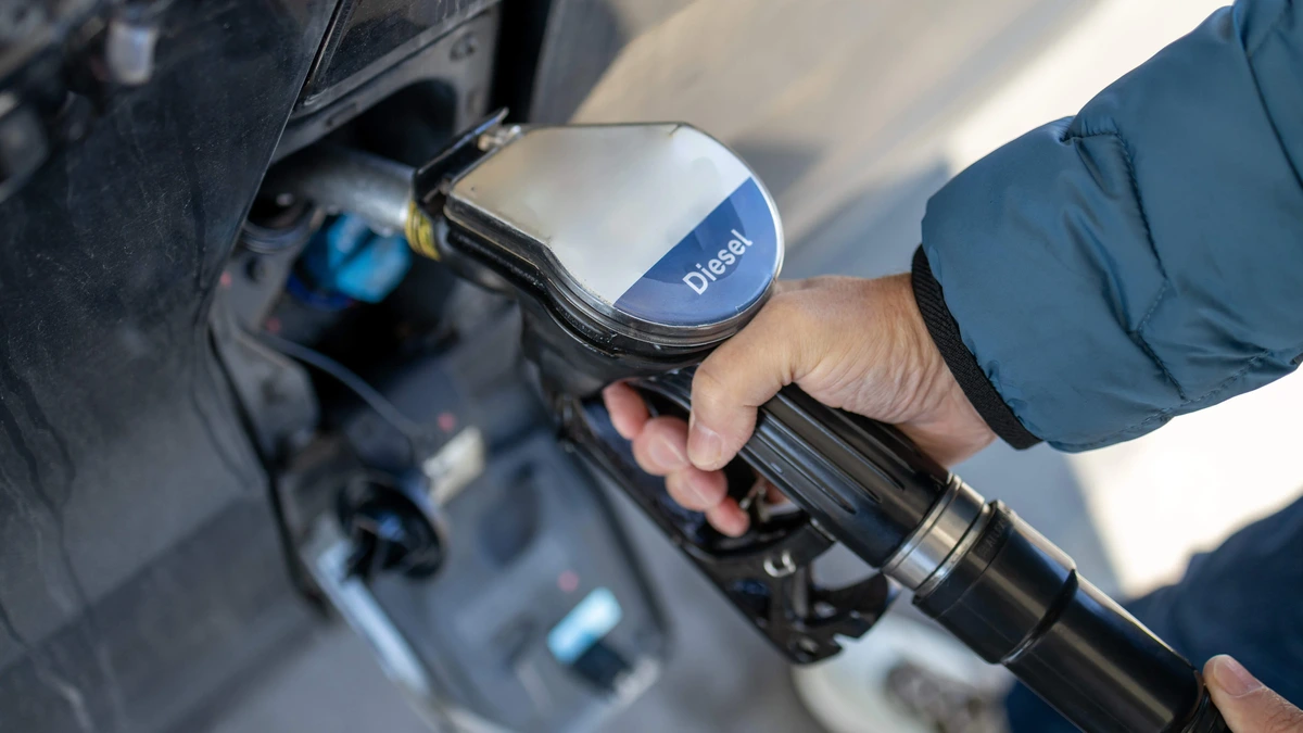 Schaarste aan diesel laat zich voelen aan de pomp: 30 euro per tankbeurt erbij