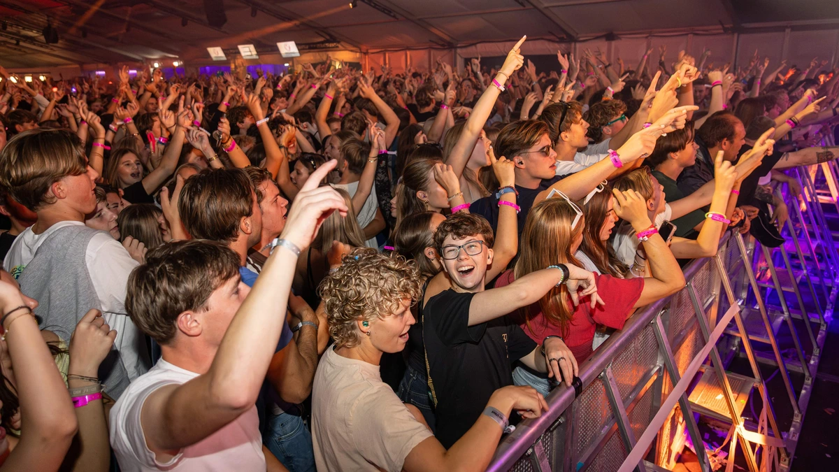 Festivals grijpen hard in tegen dronken tieners met verplichte blaastesten: ’De sfeer is meteen anders’