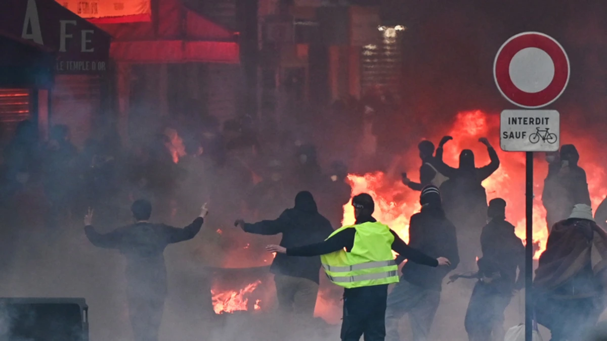 Na weekend vol rellen in Frankrijk: ’Duwt Le Pen omhoog in de peilingen’