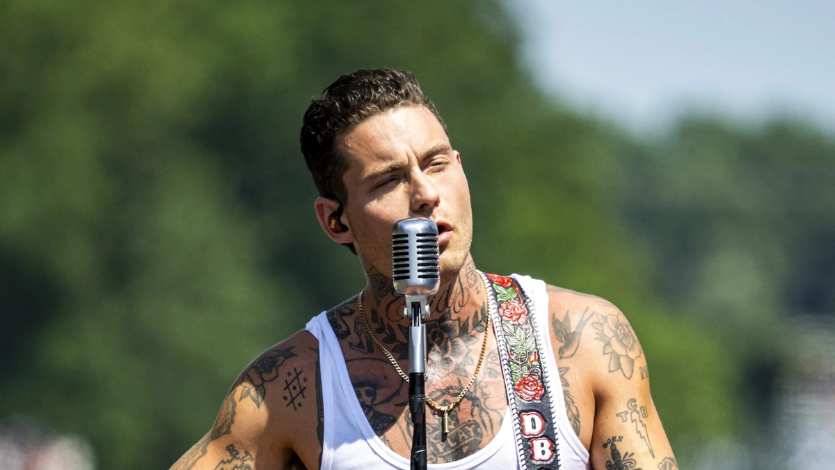 Douwe Bob laat tattoo op zijn voorhoofd zetten