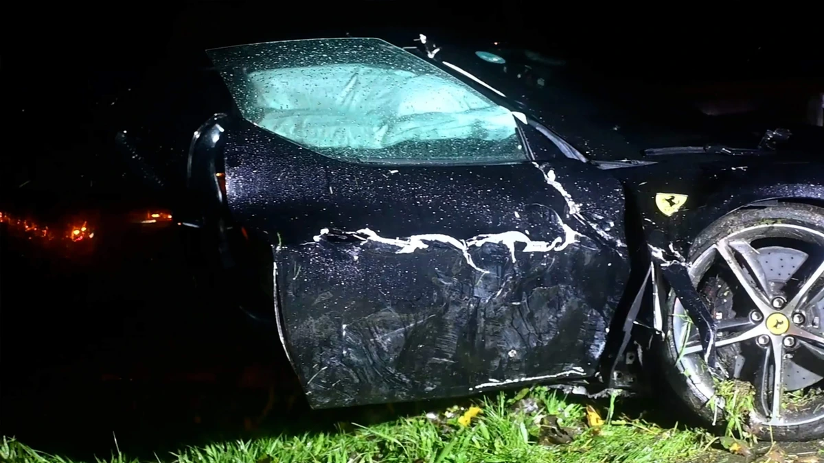Beelden: peperdure Ferrari gecrasht bij eenzijdig ongeval