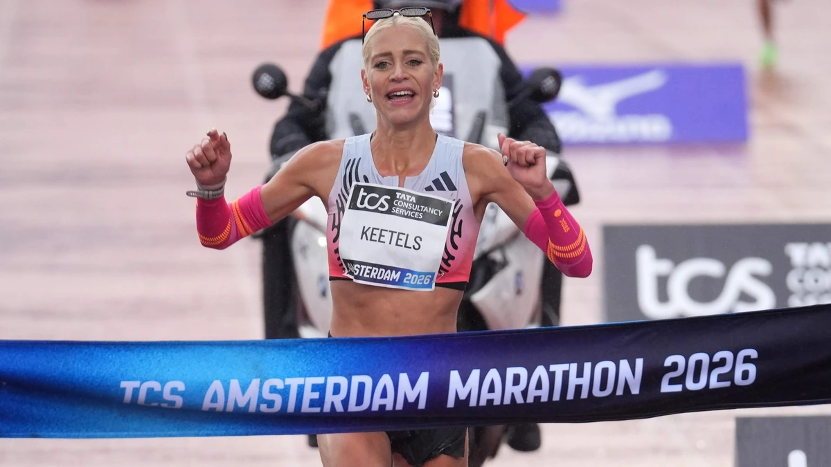 Mikky Keetels is beste Nederlandse vrouw in Amsterdam Marathon en kan emoties niet de baas: ’Dat had daar mee te maken’