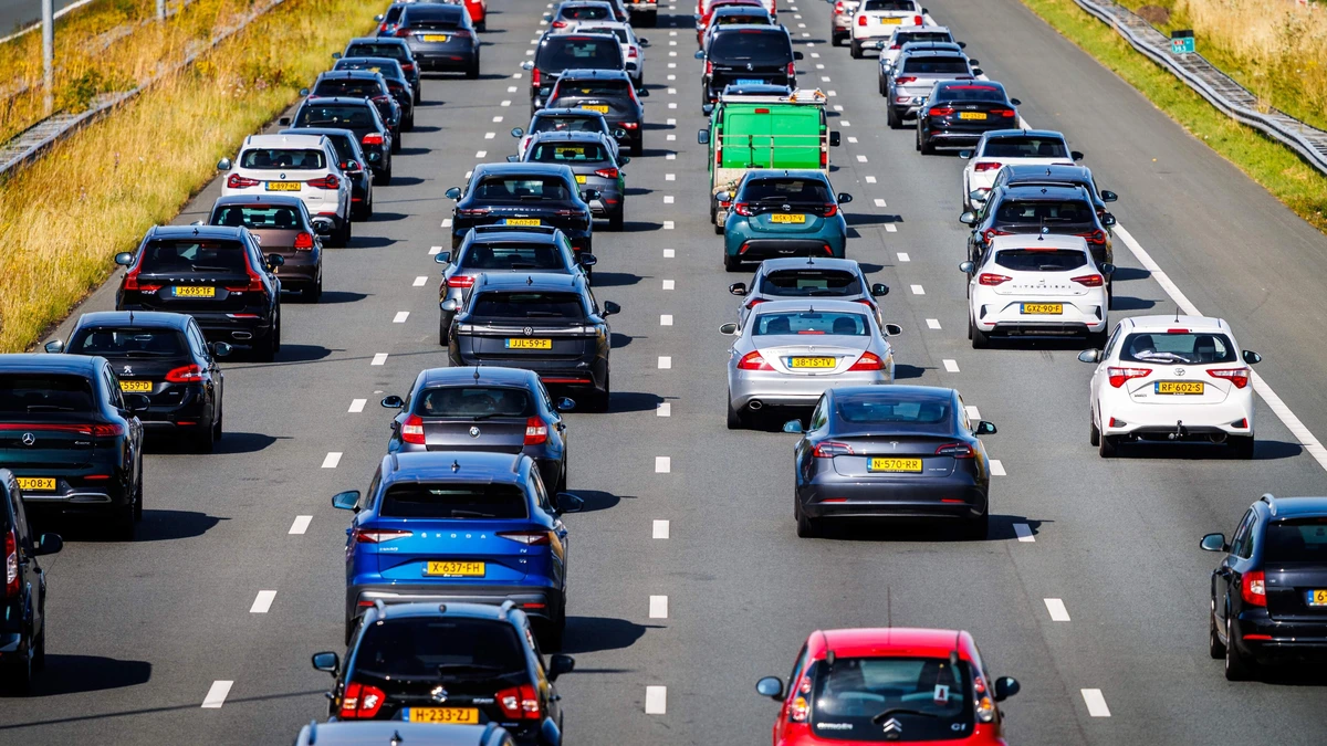 Snijden in uitbreiding van wegen gaat weggebruikers pijn doen: ’16 miljoen file-uren per jaar terwijl miljarden in onrendabel ov gaan’