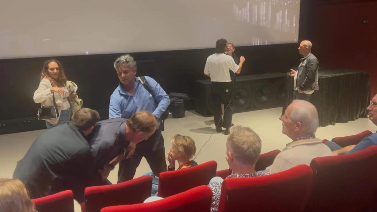 Israëlische ’spionnengroep’ achter protest bij première omstreden Gazafilm NAZA: ’Ze hebben mijn zoon vermoord!’