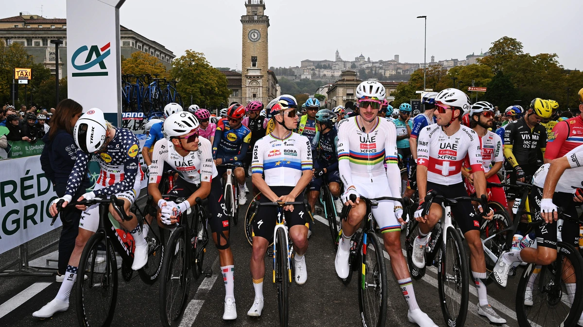 Peloton protesteert vijf minutenvoor start Ronde van Lombardije: ’We aanvaarden niet dat renners sterven’