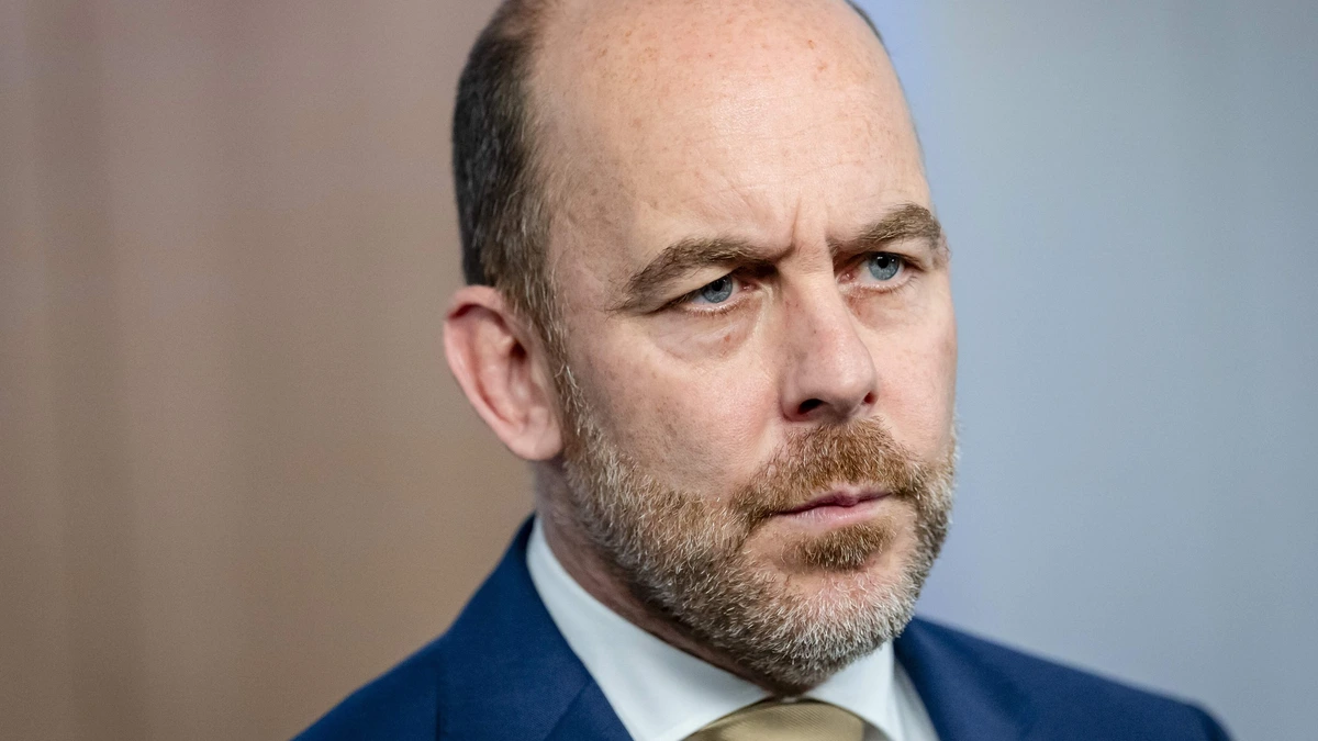 Twintig asielzoekers slapen buiten in het gras bij Ter Apel, minister weigert koerswijziging: ’We hebben dit zien aankomen’
