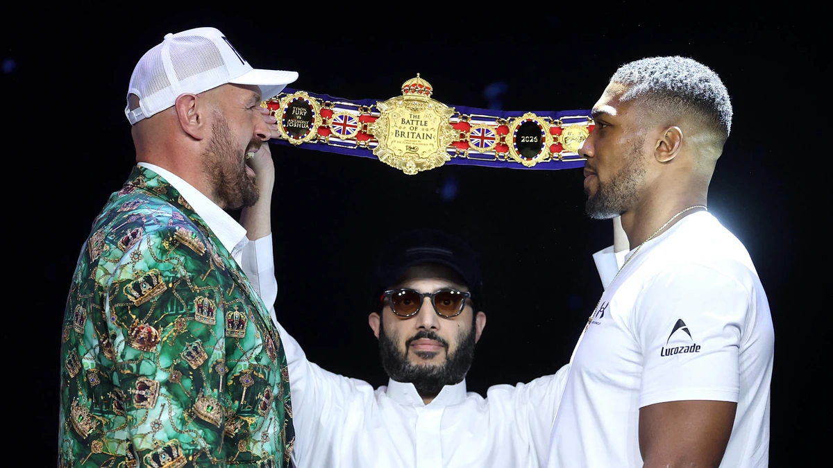 Tyson Fury en Anthony Joshua eindelijk oog in oog: ontspannen sfeer slaat om na opmerking over telefoontje