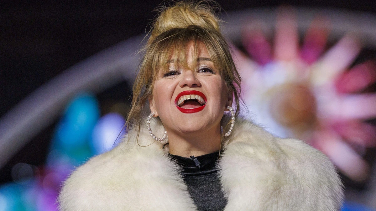 Kelly Clarkson haalt op sociale media uit naar verkoper van 15.000 dollar kostende vogel: ’Zeer neerbuigende toon’