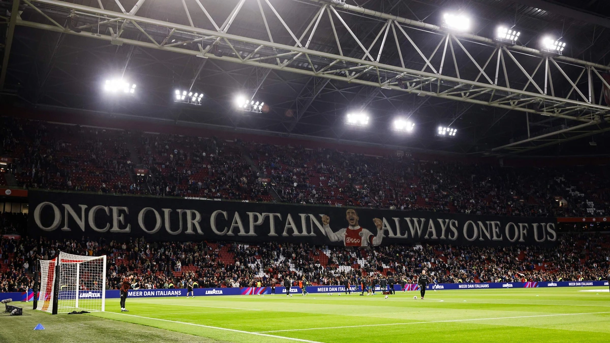 LIVE Eredivisie | Ajax-fans ontrollen spandoek voor NEC-tegenstander Dusan Tadic