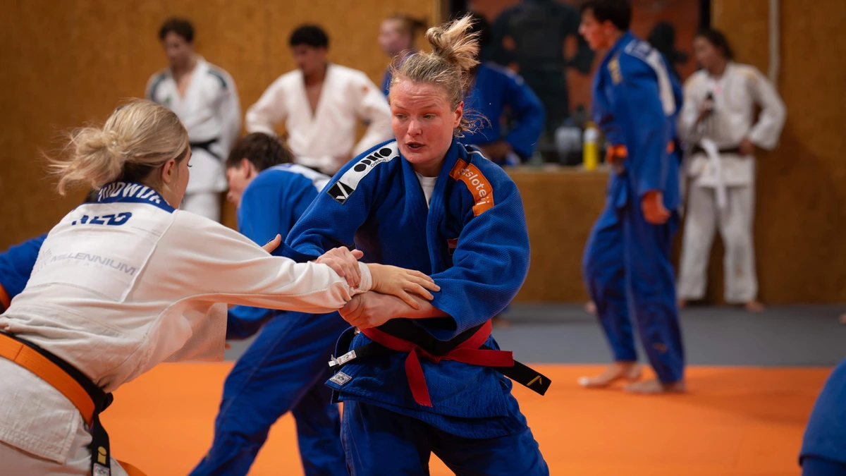 Sanne van Dijke als kersverse mama vandaag op de mat bij WK judo: ’Het was stiekem een stil verlangen’