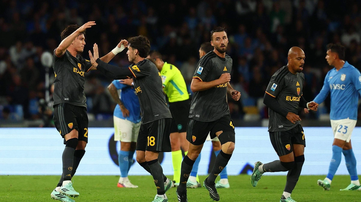 Veerkrachtig AS Roma pakt mede dankzij assist Donyell Malen punt in heerlijk duel bij Napoli