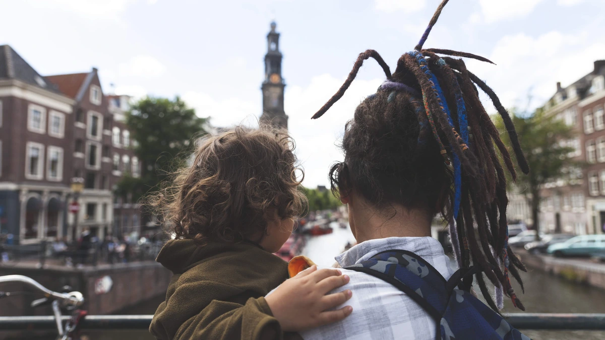 Officieel geen recht op opvang, toch moet gemeente Amsterdam Surinaamse moeder onderdak bieden