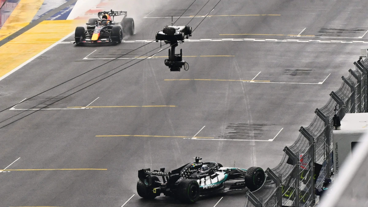 Max Verstappen knalt door en wint natte sprintrace in Singapore, George Russell crasht