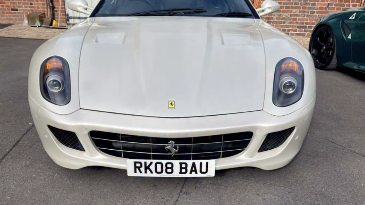 Bekende zanger beticht Ferrari-handelaar van oplichting, maar die bijt van zich af: „Nu voor 50.000 euro meer verkocht”